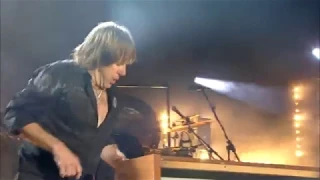 Crazy man destroying a Hammond L100 organ on stage - Live in 2010