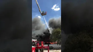 Bombeiros utilizam escada magirus durante incêndio em fábrica de borracha em Teresina