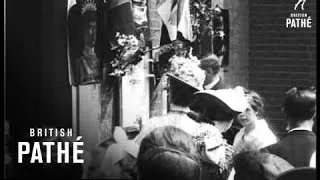 Queen Mary Decorates Street Shrine  (1914-1918)