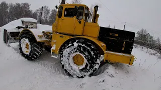 Трактор Кировец К-700. Чистим снег и следом заметает.