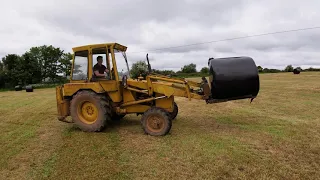 Ford 550 Loading Silage Bales Onto Case 1194 Trailer | June 2021 | (1)