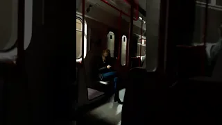 Metro Praha potmě. Asi přípravy v rámci energetických úspor...