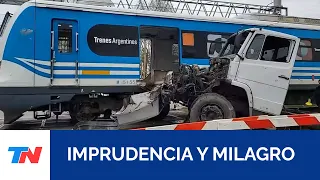 IMPACTANTES IMÁGENES: un tren embistió brutalmente a un camión que cruzó con la barrera baja