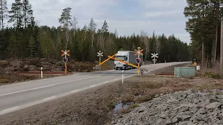 Järnvägsövergång utanför Högsby med "Krösatåg" *- Swedish level crossing