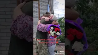 Довгоочікувана зустрічь матусі і  сина . Україна  . Війна 2022 .