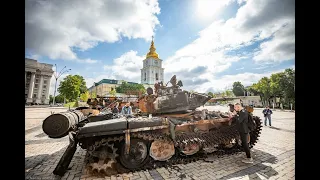 У центрі Києва просто неба виставили спалену рашистську техніку