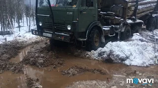 ТдТ-55 и КАМАЗ 4310 делают переправу через ручей.