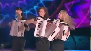 Brides three sexy girls play instrumental music группа Невесты девушки играют на аккордионе