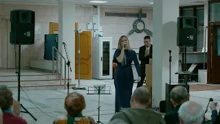 Анфиса Гущенкова поёт песню