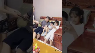 Ketahuan pura-pura tidur padahal nonton video di  HP