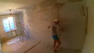 Как с помощью рубанка очистить всю известку со стены