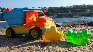 Видео для детей. Игры с машинками и формочками в песке