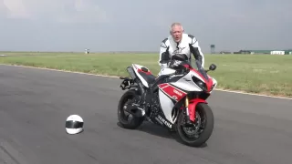 2012 Yamaha R1 vs Yamaha R6 Test