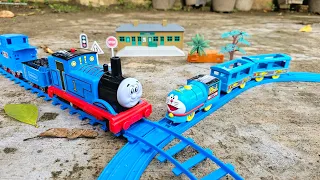 Merakit Mainan Kereta Api Thomas & Friends, Kereta Api Doraemon Tram