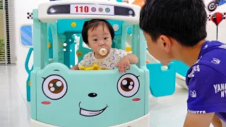 Yejun Teaches Little Sister to Play With Toys