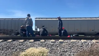 Aumenta el flujo de migrantes que pasan por tren en el centro de México