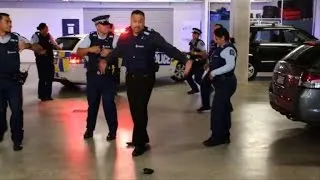 Tanzende Polizisten in Neuseeland sind Internethit