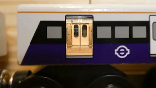 Wooden Trains Elizabeth Line Class 345 doors opening and closing animation with sound