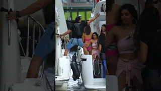 📸🌊Photographers Risky Yacht Boarding Technique!🚢⚓| Miami River | Miami Boats. ✨📸