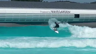 Segunda vez surfando na piscina da Surfland! Muitas manobras e começando a aprender a entubar.