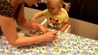 Наша Тая. Делаем шоколадные конфеты. Видео для детей. Making chocolates with Taya