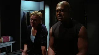 Stargate SG-1 - Season 6 - Paradise Lost - Teal'c comforts Sam