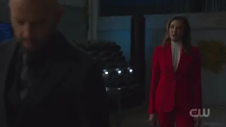 Supergirl offers herself to Lex Luthor