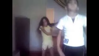 Умная сестра увидела, как танцует брат!