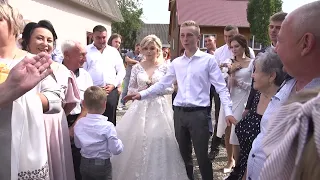 Викуп нареченої на весіллі при зустрічі