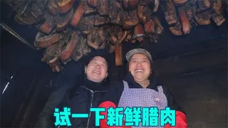 My mother-in-law likes to eat mushrooms. Dongbao goes to the mountains to pull two kinds of mushroo