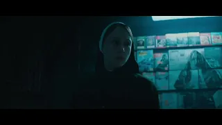 トリックアートのように登場するシスター ヴァラク　映画『死霊館のシスター 呪いの秘密』本編映像【2023年10月13日公開】