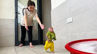 Bibi requires Mom to quickly shower to welcome Dad