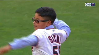 Johan Santana's son throws out first pitch to his dad