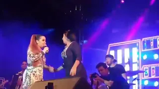 Maiara & Maraisa convida mãe para subir ao palco de #Manaus enquanto canta #DonaMaria