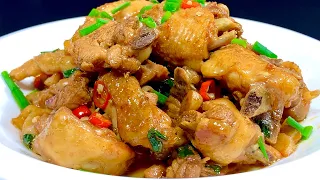 Don’t stir-fry the braised chicken directly. Let me teach you a trick. The meat is tender, not fishy