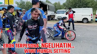 Ebon matanya tertuju ketika melihat wiwi mungil setting motor