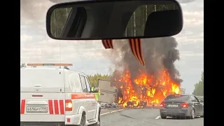 На трассе М-11 взорвалась фура после удара об отбойник