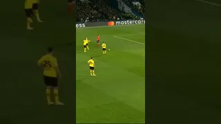 The huge parade of kepa on this free kick from Marco Reus - Chelsea vs Dortmund