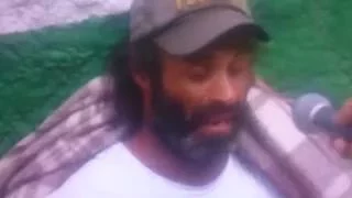 INCRÍVEL, MENDIGO TOCA E CANTA EM INGLÊS - AMAZING BRAZILIAN HOMELESS SINGING IN ENGLISH