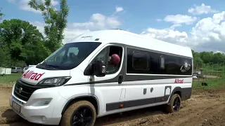 Rückwärts durch den Matsch wieder raus im Fiat Ducato 4x4 Allrad Kastenwagen von CC-Schmidtmeier