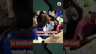 Pusing! Seorang Kakek Diuruk Tanah Saat Bantu Menguburkan Jenazah #Shorts