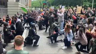 Raw video: Portland police officers kneel with protesters