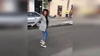 Бородина танцует на улице в Питере от счастья что выходной
