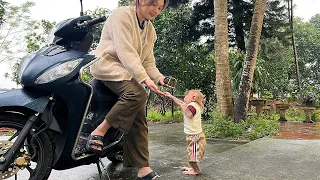 Bibi likes to ride motorbike with Mom to the market to buy cakes