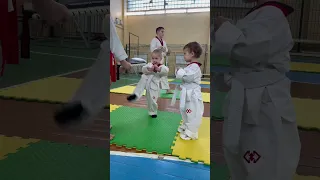 Аяшка работает с подругой😊 #taekwondo #тхэквондо #дети