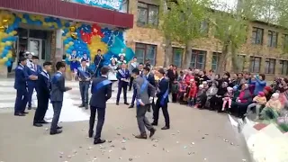 Выпускники 2018 супер флешмоб Жанболат👍