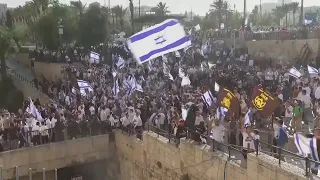 Israeli crowds taunt Palestinians during Jerusalem march