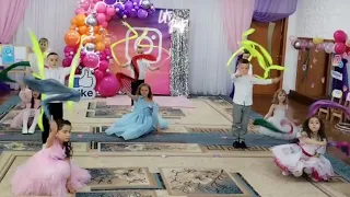 Випускний танок з стрічками і віялами (старша група, 6 років)