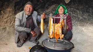 Old Lovers Cooking fish in interesting method |  Living in the Cave | Village life in Afghanistan