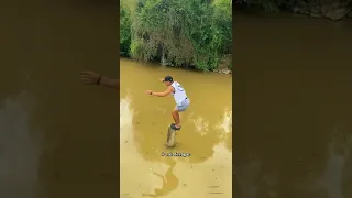 Fiquei preso no meio do lago de jacaré 🐊